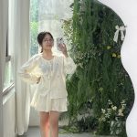 Set nữ thêu ren trắng, tay dài, tạo dáng trước gương