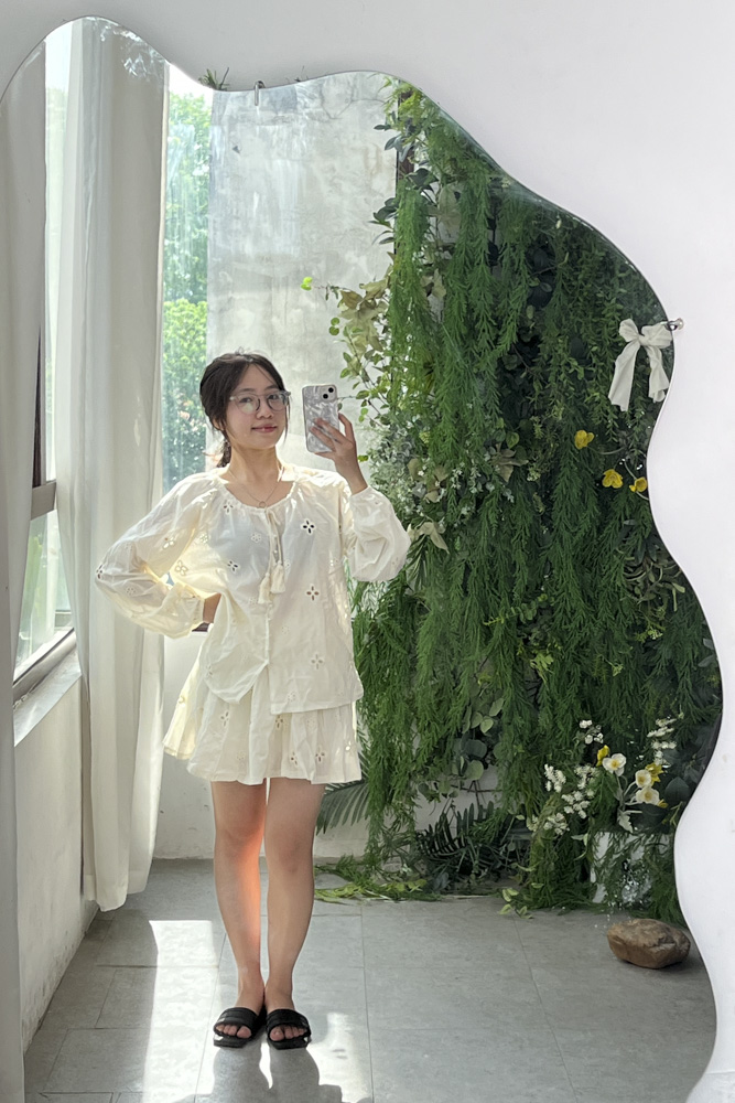 Set nữ thêu ren trắng, tay dài, tạo dáng trước gương