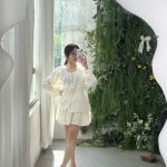 Set nữ thêu ren trắng, tay dài, tạo dáng trong nhà.