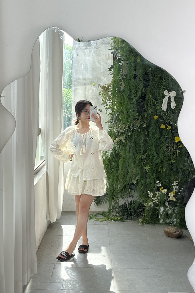 Set nữ thêu ren trắng, tay dài, tạo dáng trong nhà.