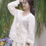 Set tay dài thêu ren, quần short, dáng đứng ngoài trời.