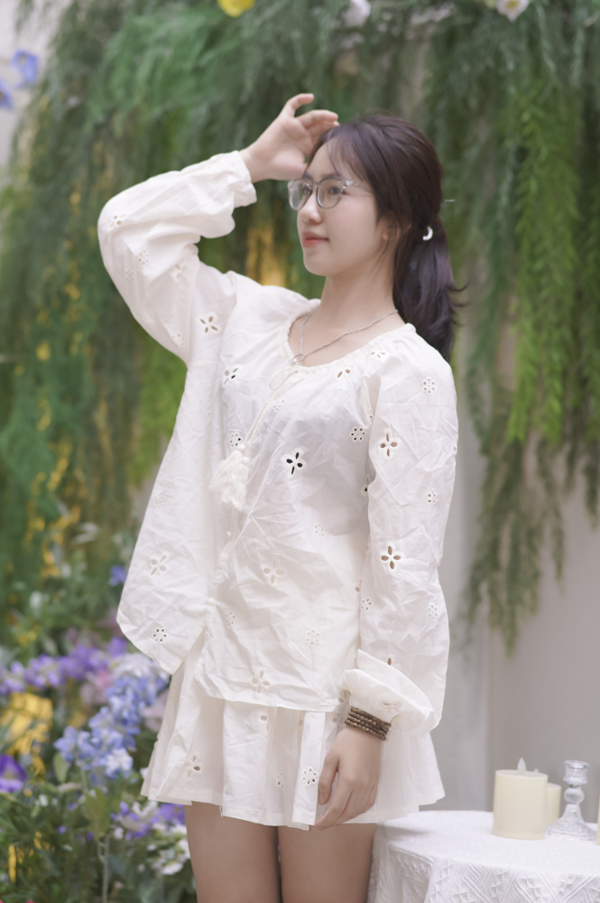 Set tay dài thêu ren, quần short, dáng đứng ngoài trời.