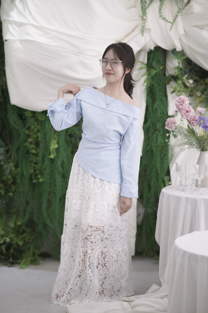 Set áo trễ vai xanh phối váy ren trắng, dáng đứng tự nhiên