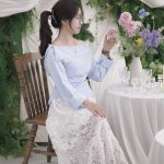 Set nữ trễ vai mix chân váy ren, dáng ngồi nhẹ nhàng bên bàn tiệc