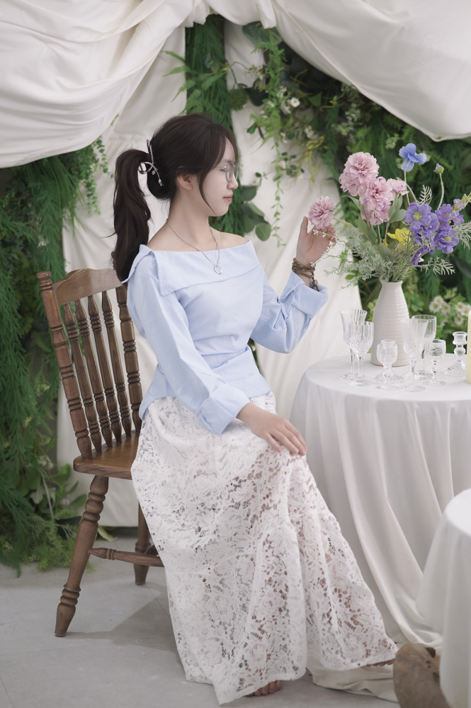 Set nữ trễ vai mix chân váy ren, dáng ngồi nhẹ nhàng bên bàn tiệc