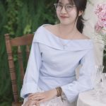 Set nữ trễ vai mix váy ren, dáng ngồi cận mặt bên hoa