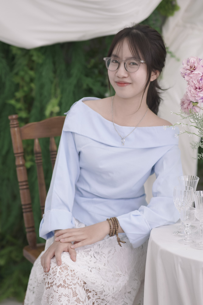 Set nữ trễ vai mix váy ren, dáng ngồi cận mặt bên hoa