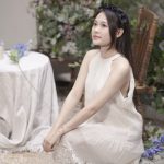 Váy yếm trắng dáng dài, ren hoa nổi
