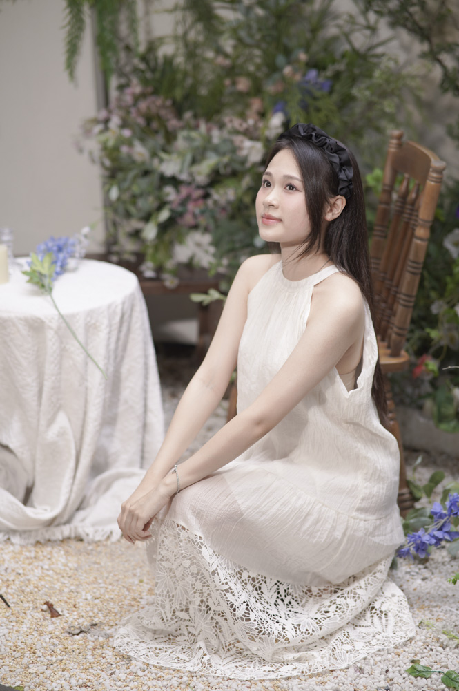 Váy yếm trắng dáng dài, ren hoa nổi