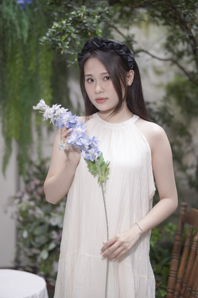 Váy yếm nữ màu trắng kem