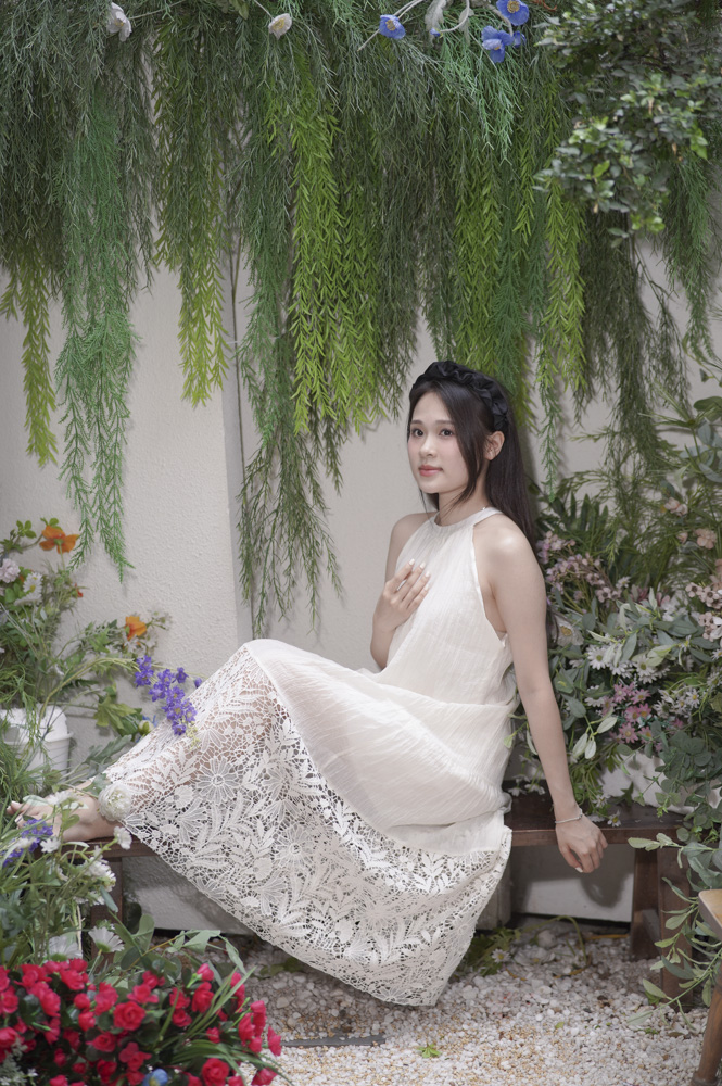 Váy yếm trắng ren hoa nổi