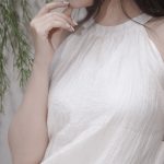 Chi tiết cổ váy yếm trắng