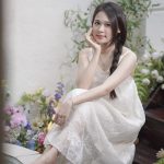 Váy suông 2 dây, dáng ngồi nữ tính