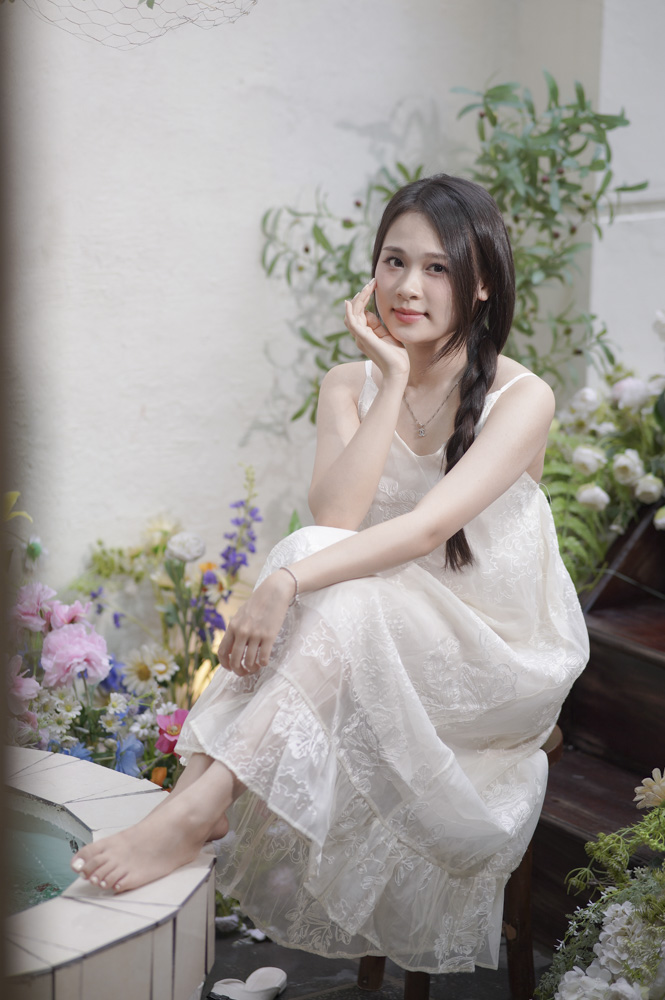 Váy suông 2 dây, dáng ngồi nữ tính