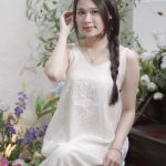 Váy suông 2 dây, tóc tết hai bên
