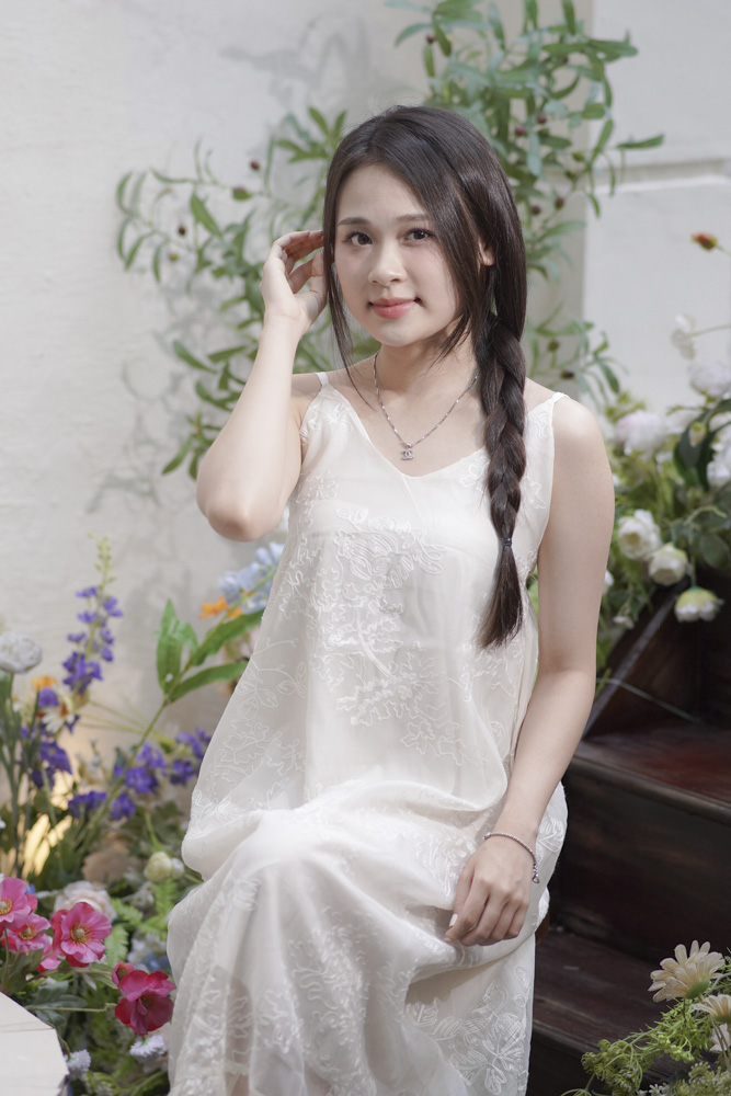 Váy suông 2 dây, tóc tết hai bên