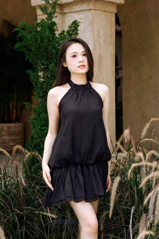 Đầm voan suông màu đen cổ yếm ảnh 4