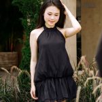 Đầm voan suông màu đen cổ yếm ảnh 5