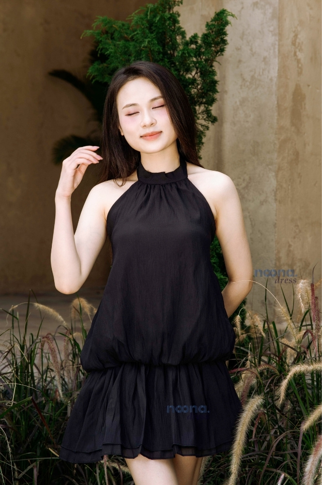 Đầm voan suông màu đen cổ yếm ảnh 1